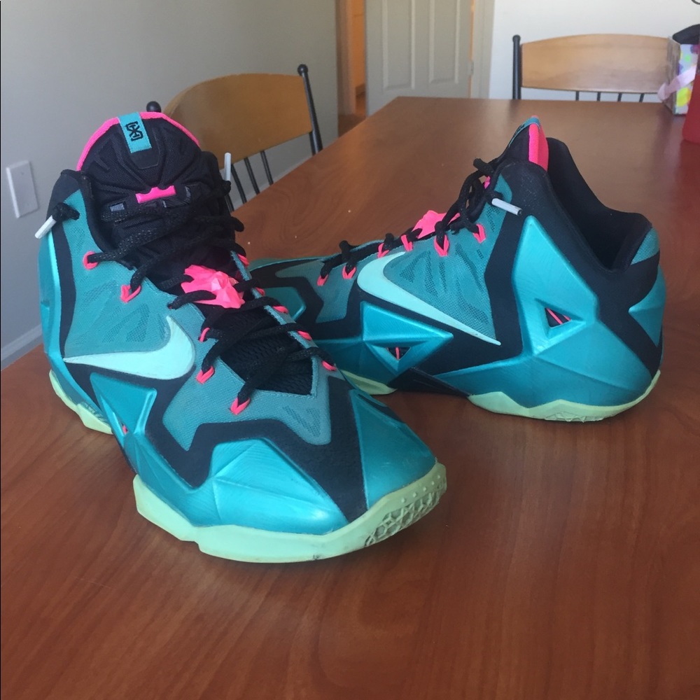 Nike LeBron XI Size 8.5
